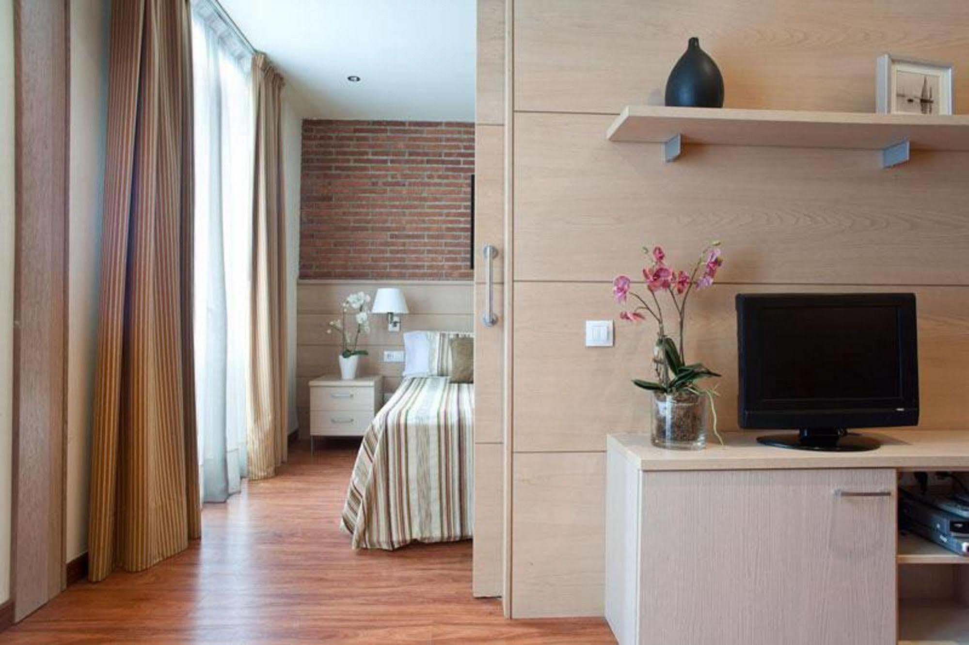 Serennia Cest Apartamentos Arc De Triomf บาร์เซโลนา ภายนอก รูปภาพ