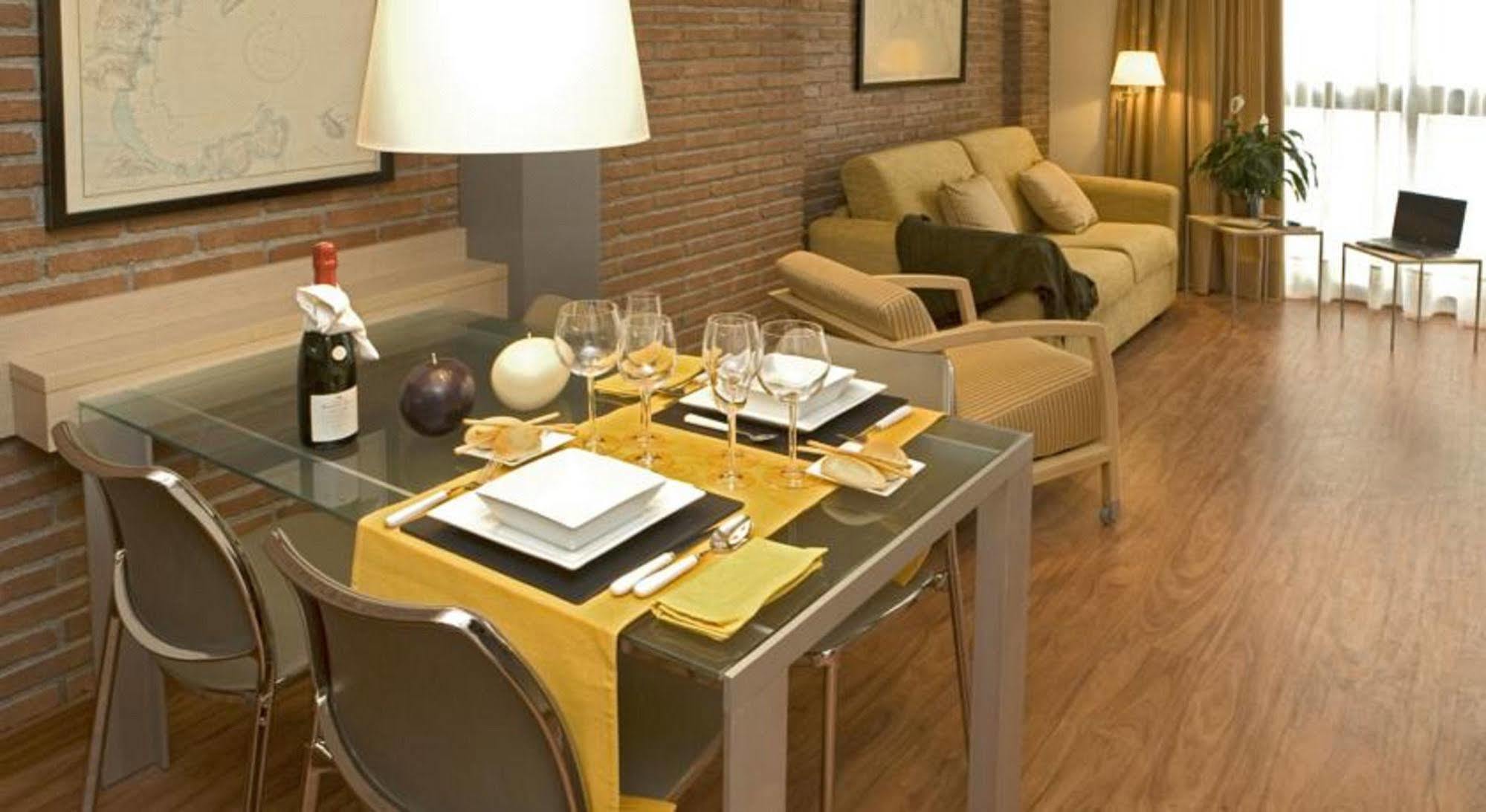 Serennia Cest Apartamentos Arc De Triomf บาร์เซโลนา ภายนอก รูปภาพ