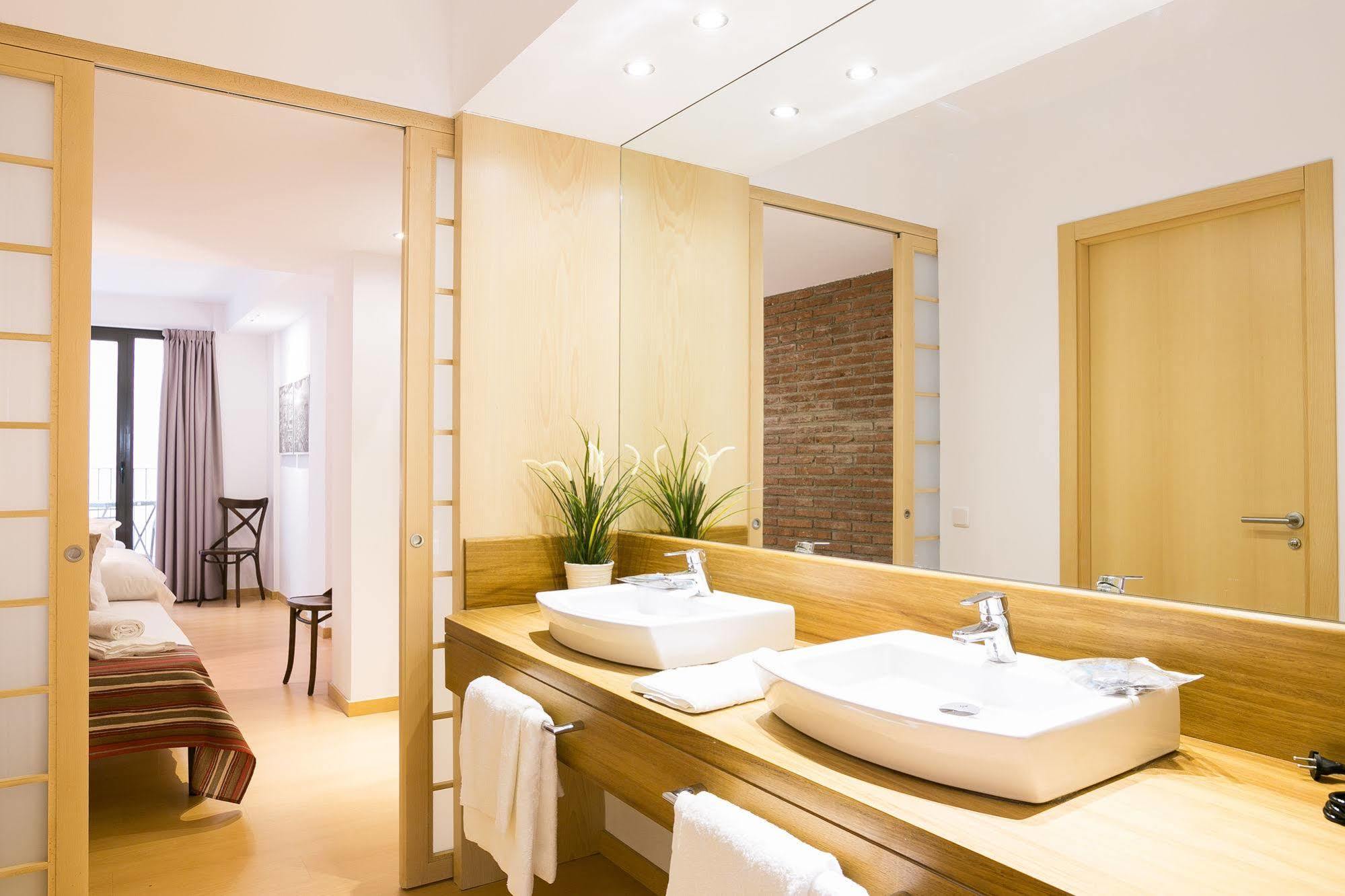 Serennia Cest Apartamentos Arc De Triomf บาร์เซโลนา ภายนอก รูปภาพ